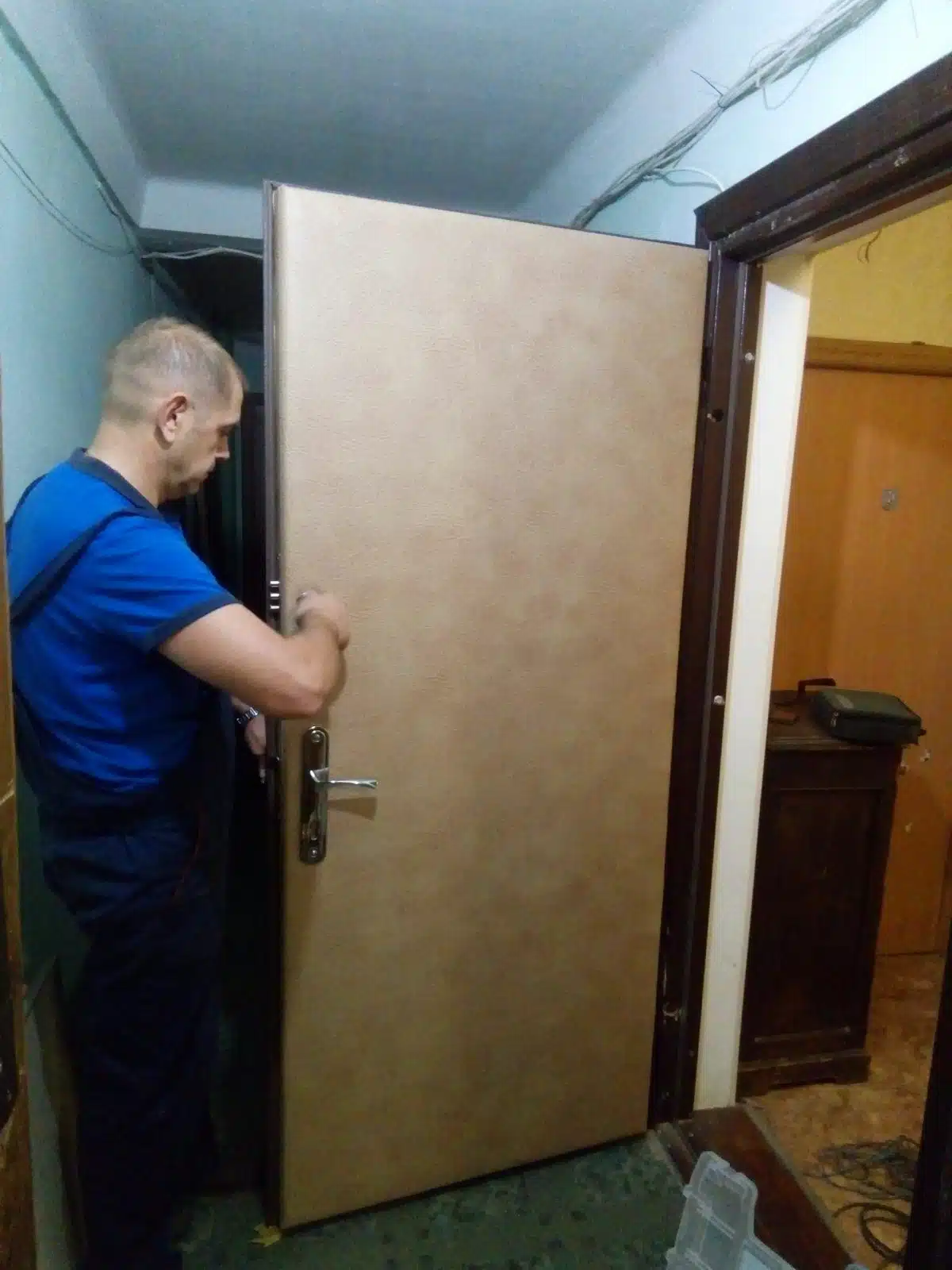 Обивка дверей дермантином Киев