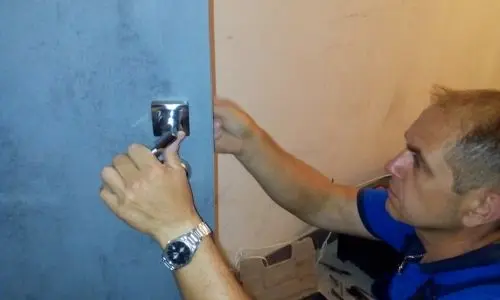 Головна 7 Майстер Doortech виконує регулювання замка та ручки вхідних дверей у Києві