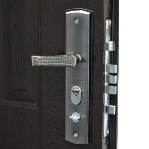 Нова ручка на китайські вхідні двері економ-класу — DoorTech Встановлення та заміна ручки на китайських дверях у Києві