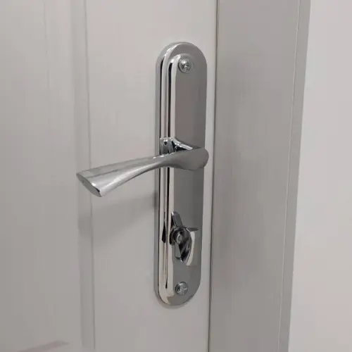 Ручка на планці хром на білій МДФ накладці — DoorTech Заміна ручки на планці у Києві
