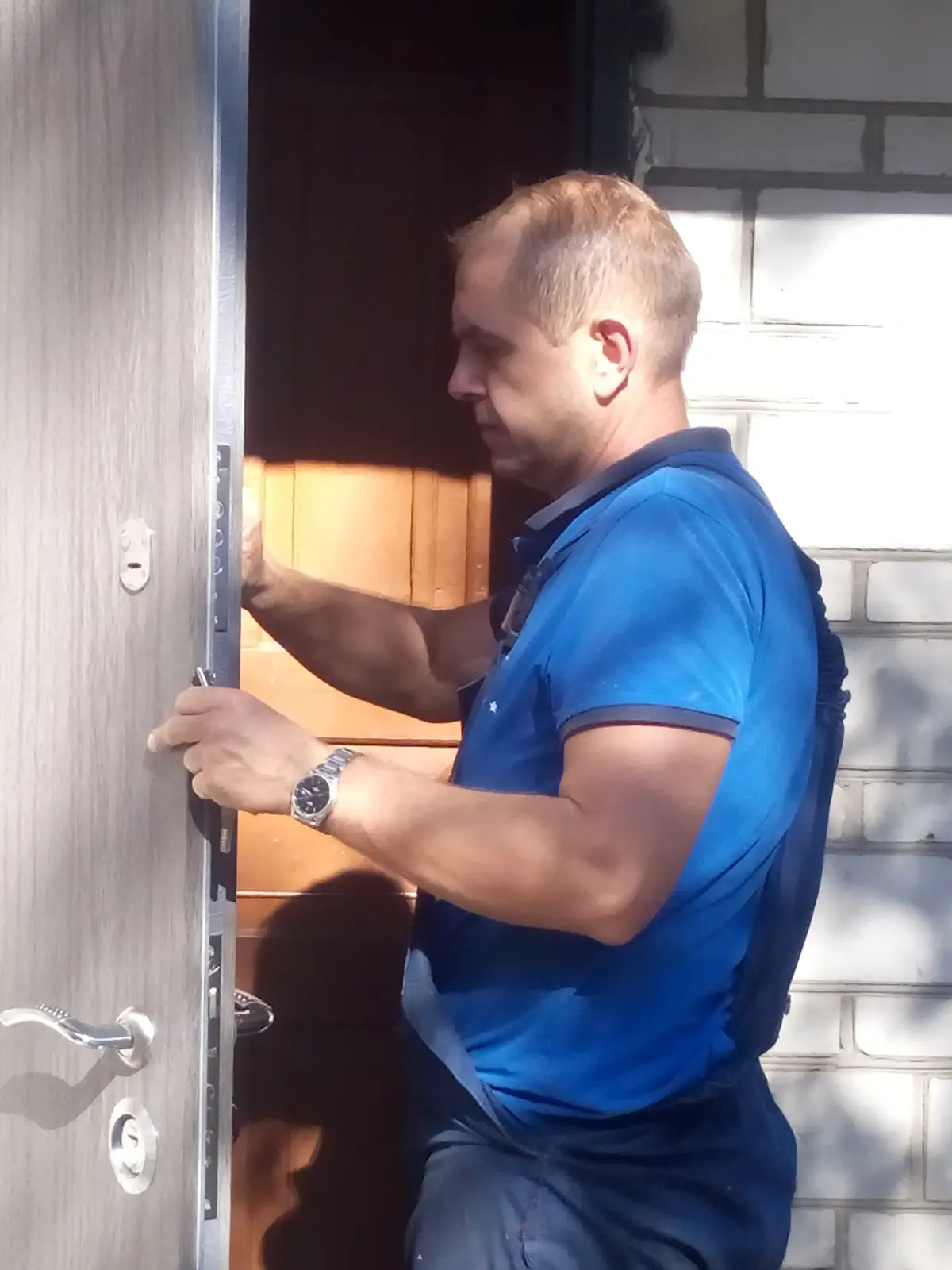 Регулювання петель вхідних дверей у Києві: три способи усунення затирання 4 Регулювання вхідних дверей Київ — DoorTech